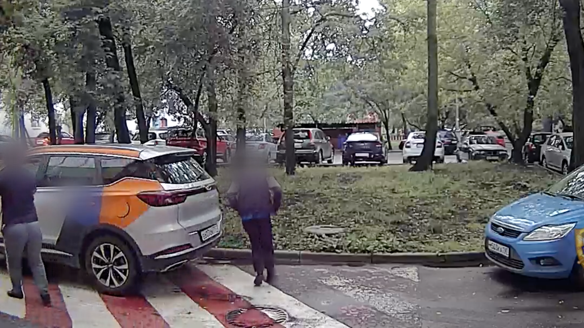 Мужчина с ребенком, похитивший деньги у пенсионерки в Москве Мужчина с ребенком, похитивший деньги у пенсионерки в Москве - РИА Новости, 1920, 15.07.2026