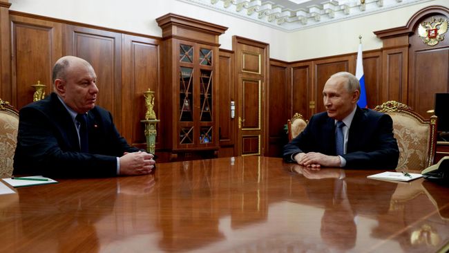 Президент РФ Владимир Путин и президент горно-металлургической компании Норильский никель Владимир Потанин во время встречи. 15 июля 2026