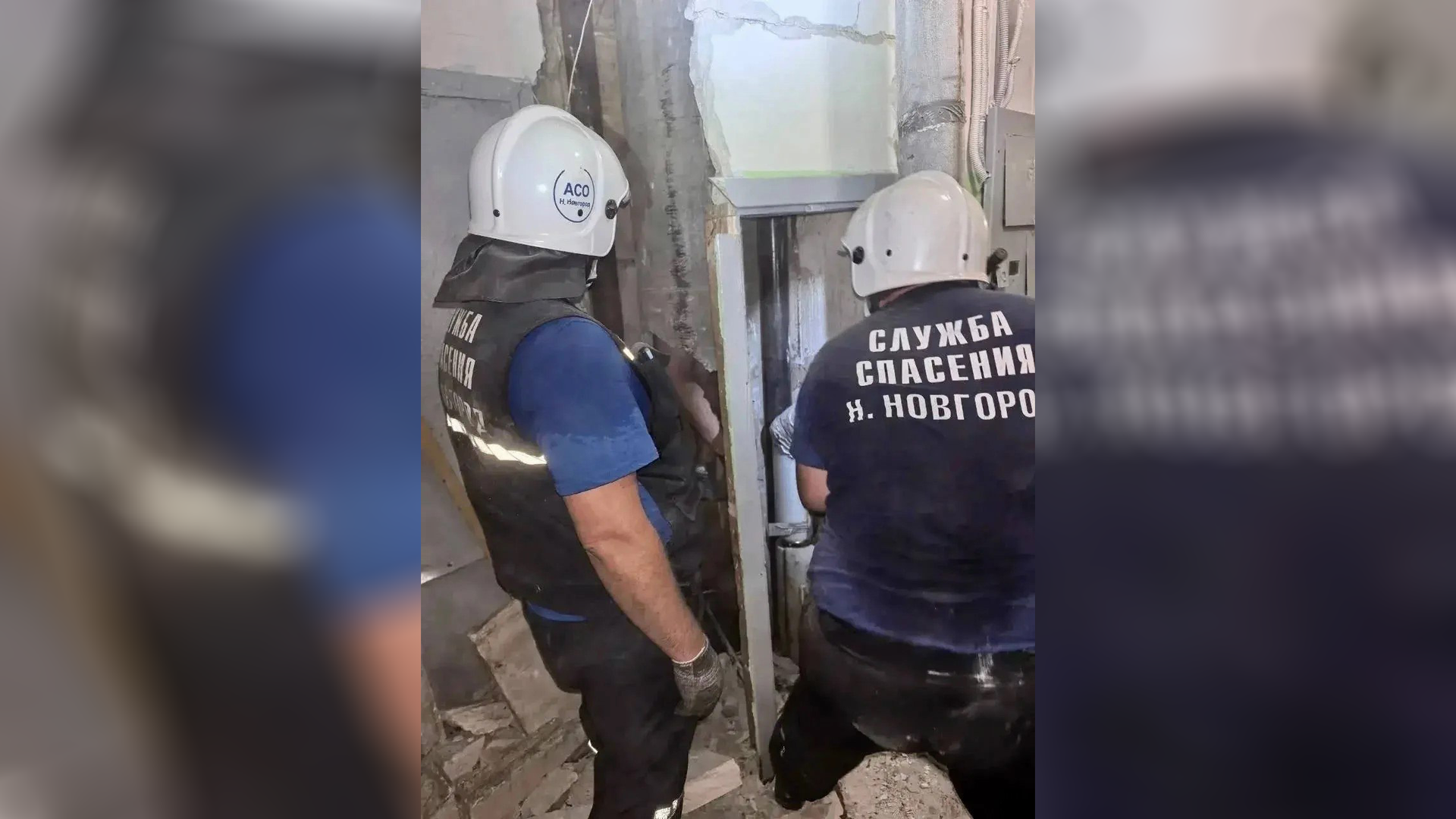 Спасатели вызволяют мужчину из мусоропровода в Нижнем Новгороде Спасатели вызволяют мужчину из мусоропровода в Нижнем Новгороде - РИА Новости, 1920, 15.07.2026