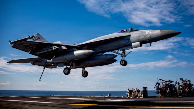 Посадка американского истребителя на авианосец USS Gerald R. Ford