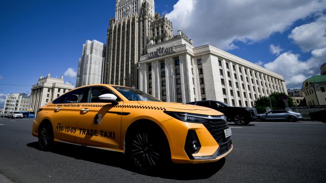 Автомобиль такси на улице в Москве