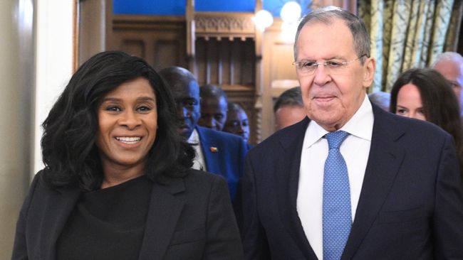 Министры иностранных дел России Сергей Лавров и Гвинеи-Бесау Фатумата Жау во время встречи в Москве