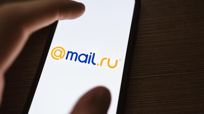 Логотип mail.ru на экране смартфона