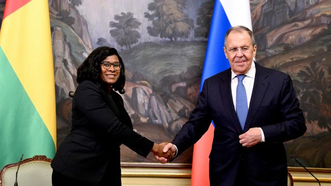 Министры иностранных дел РФ Сергей Лавров и Гвинеи-Бесау Фатумата Жау во время встречи в Москве. 16 июля 2026