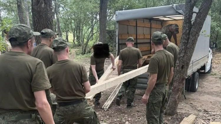 Разгрузка гуманитарной помощи со стройматериалами от жителей Орловской области для бойцов СВО - РИА Новости, 1920, 16.07.2026