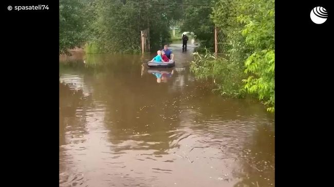 Помощь спасателей во время подтопления в Челябинской области 