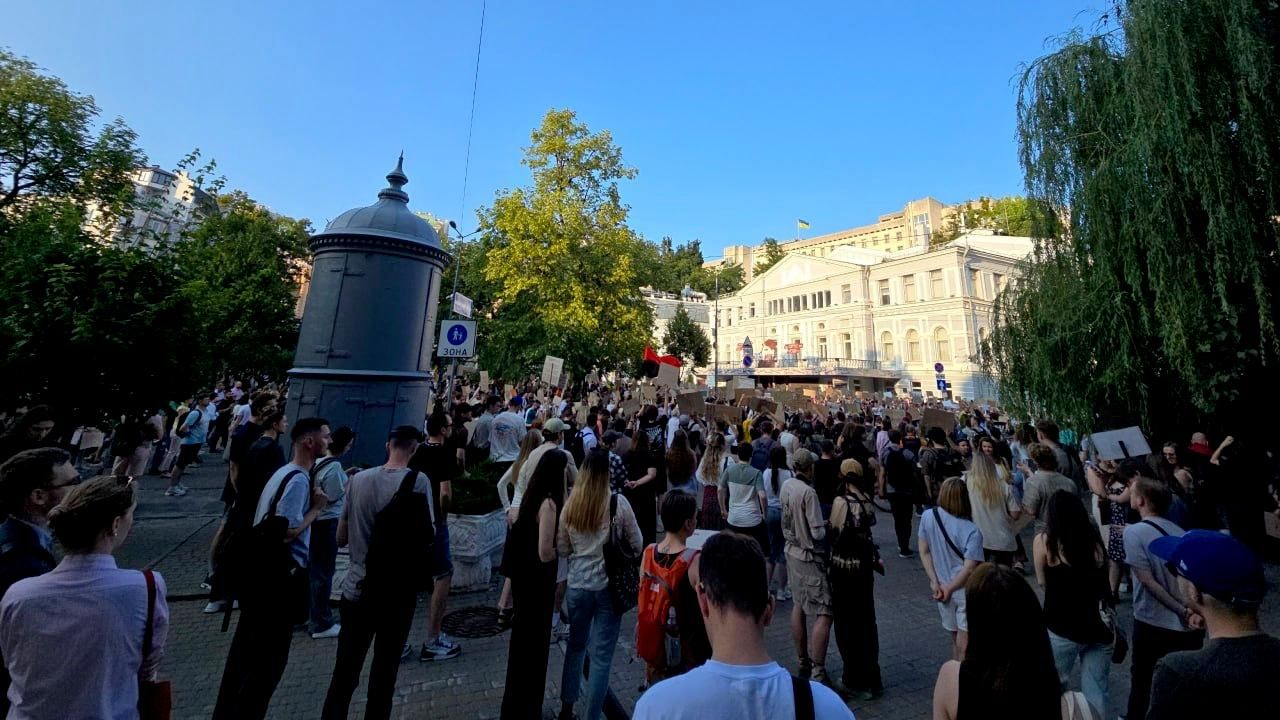 Митинг в Киеве против отставки Михаила Федорова с поста главы Минобороны Украины Митинг в Киеве против отставки Михаила Федорова с поста главы Минобороны Украины - РИА Новости, 1920, 17.07.2026