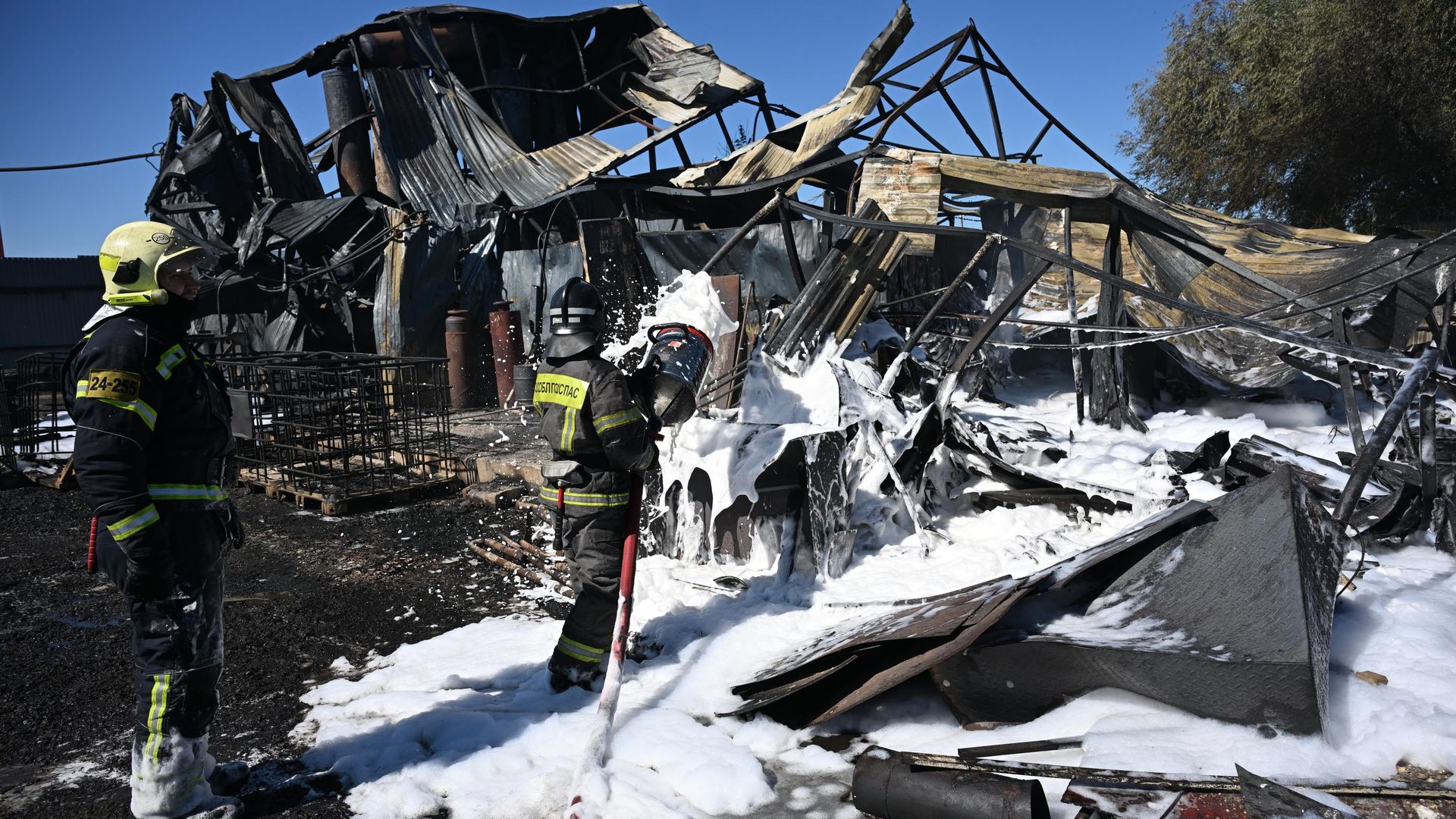 Спасатели ликвидируют горение в промзоне в подмосковных Бронницах. 17 июля 2026 - РИА Новости, 1920, 17.07.2026