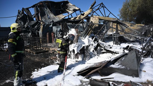 Спасатели ликвидируют горение в промзоне в подмосковных Бронницах. 17 июля 2026