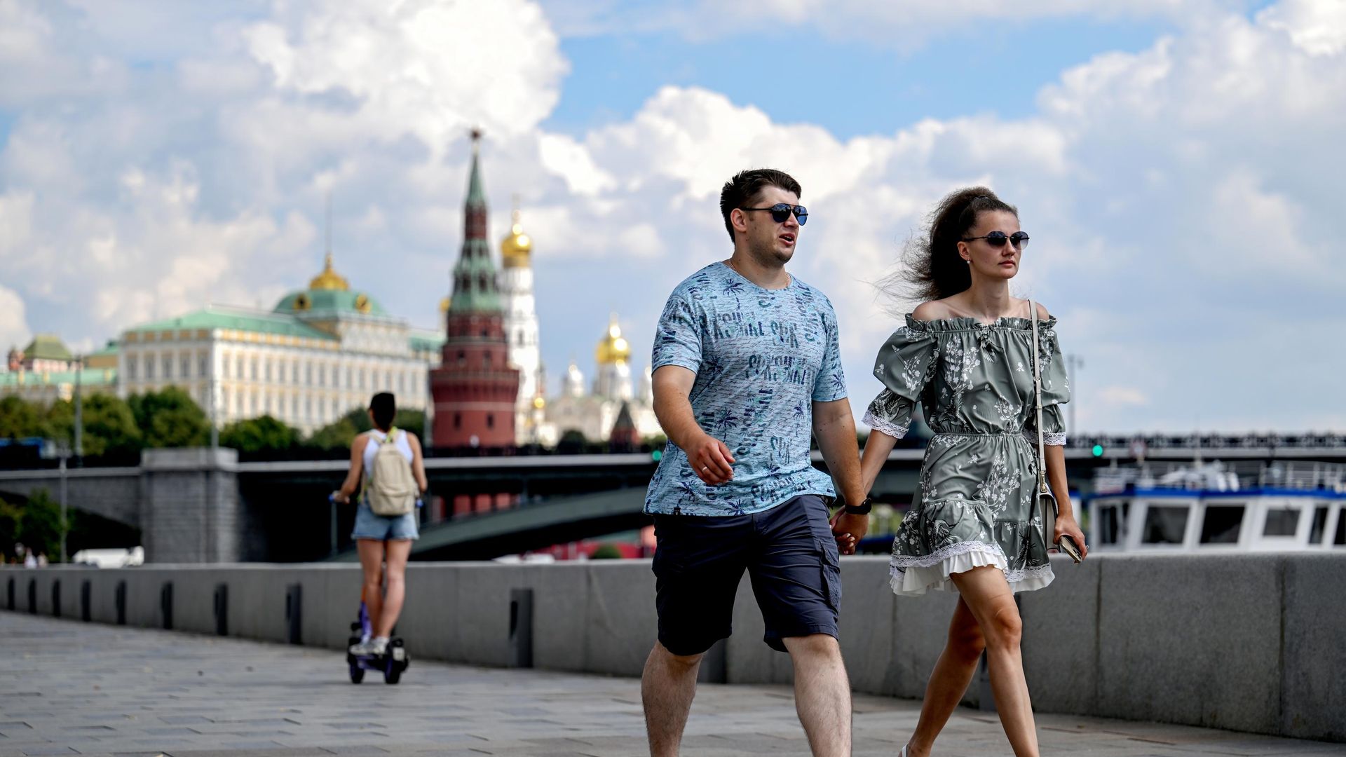 Прохожие на Пречистенской набережной в Москве - РИА Новости, 1920, 01.08.2026