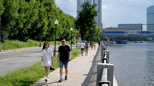 Молодые люди гуляют на набережной Тараса Шевченко в Москве