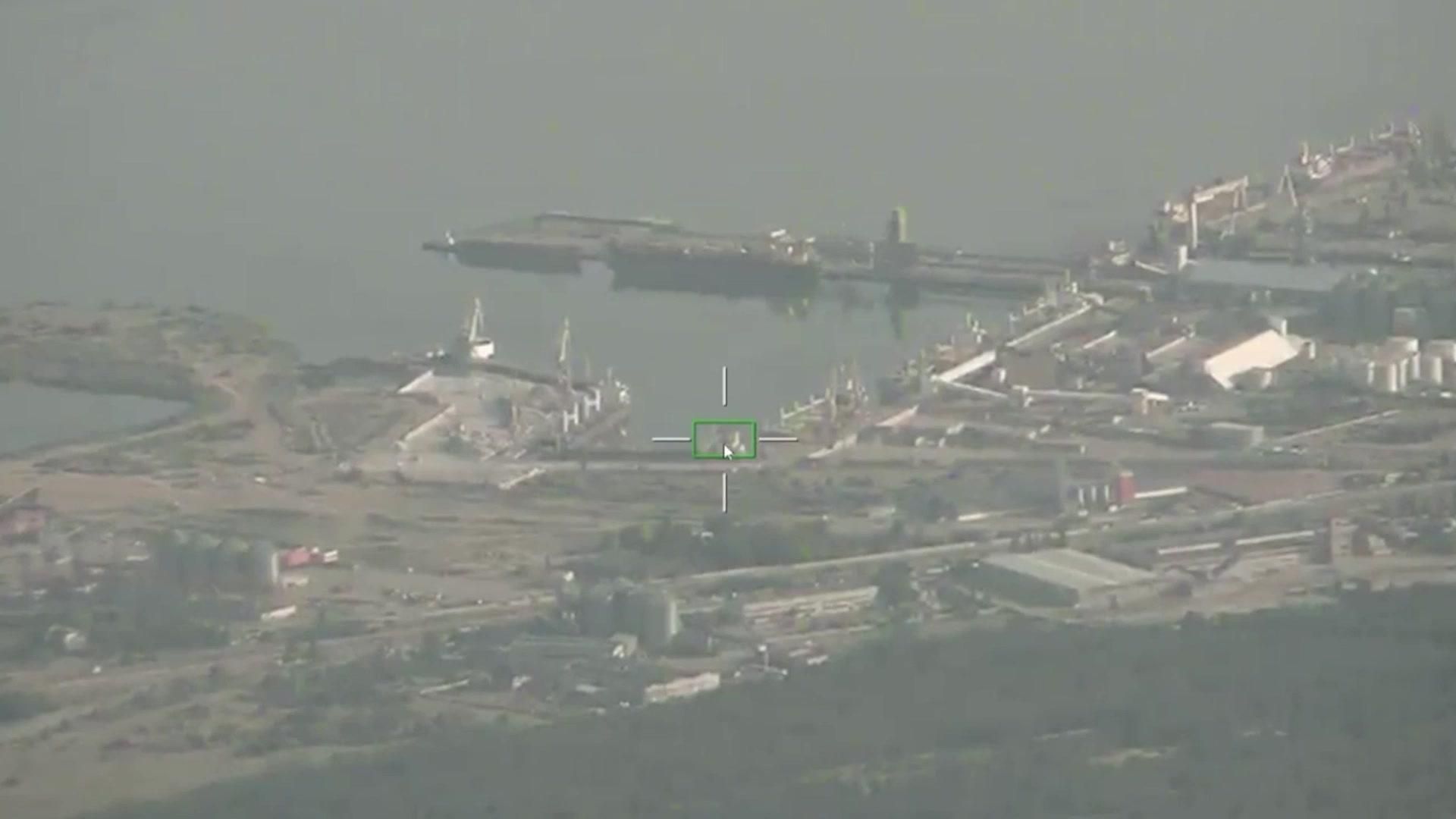 Удары по морским сухогрузам в порту города Николаев - РИА Новости, 1920, 17.07.2026