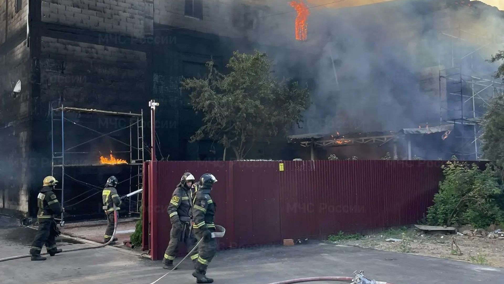 Пожар в здании швейного производства в подмосковном Серпухове Пожар в здании швейного производства в подмосковном Серпухове - РИА Новости, 1920, 17.07.2026