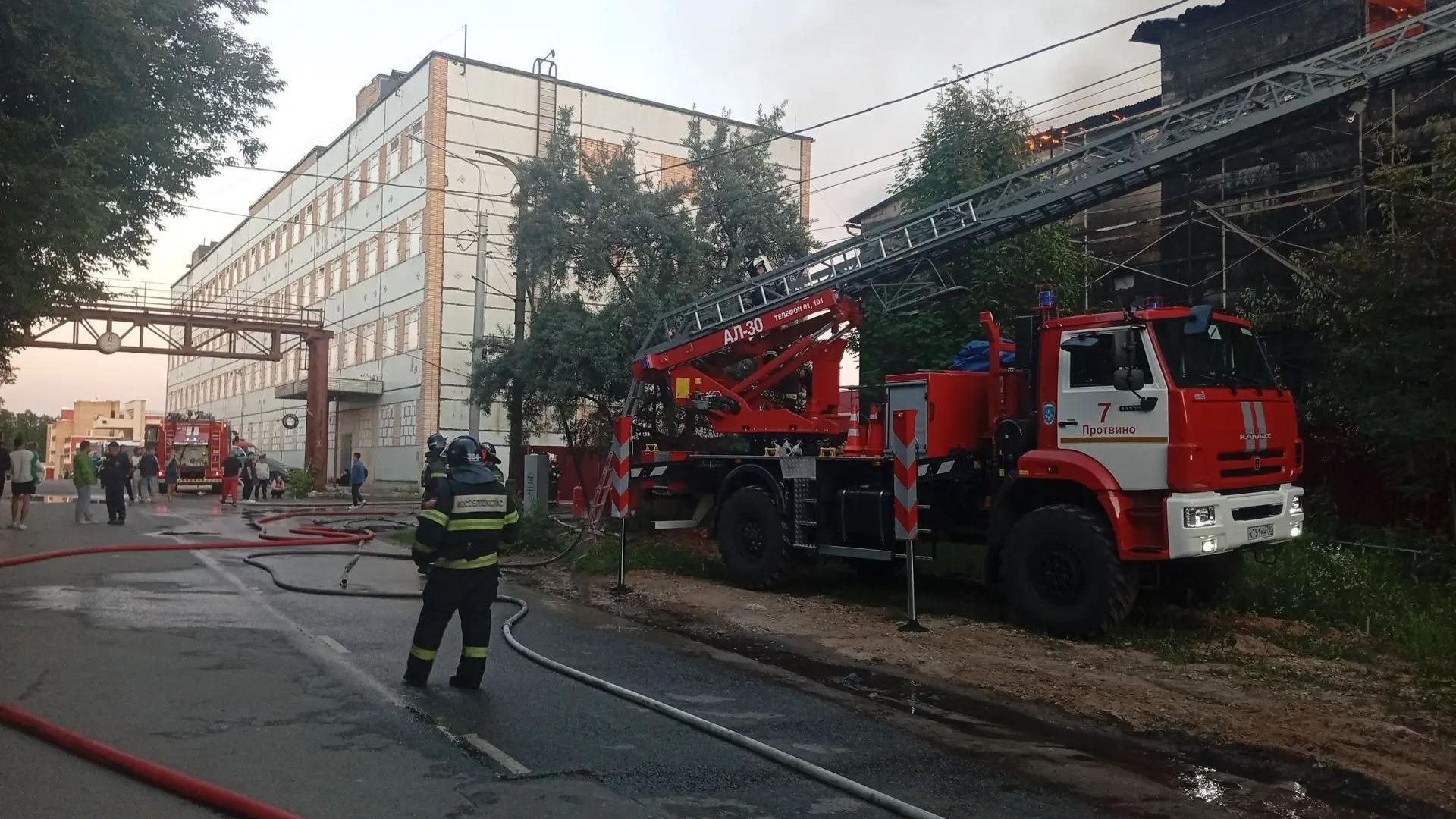 Ликвидация пожара в здании швейного производства в подмосковном Серпухове - РИА Новости, 1920, 17.07.2026