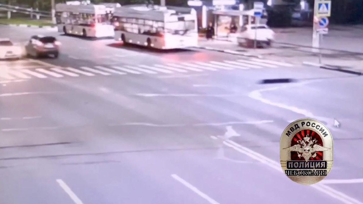 Машина въехала в остановку с людьми в Чебоксарах Машина въехала в остановку с людьми в Чебоксарах - РИА Новости, 1920, 17.07.2026