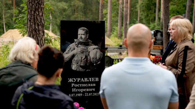 Памятник военному корреспонденту РИА Новости Ростиславу Журавлев на Широкореченском кладбище в Екатеринбурге