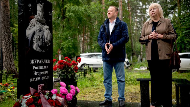 Заместитель главного редактора, директор Главной дирекции информации Международной медиагруппы Россия сегодня Дмитрий Горностаев и Людмила Журавлева у памятника военному корреспонденту РИА Новости Ростиславу Журавлеву