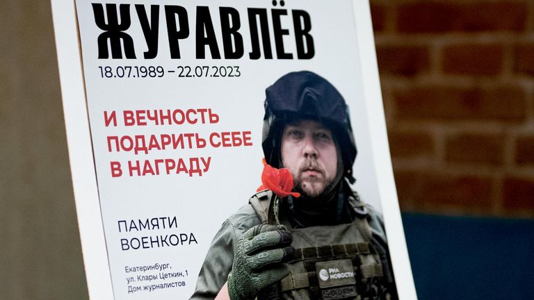 Плакат в День памяти о военном корреспонденте РИА Новости Ростиславе Журавлеве в доме журналистов в Екатеринбурге