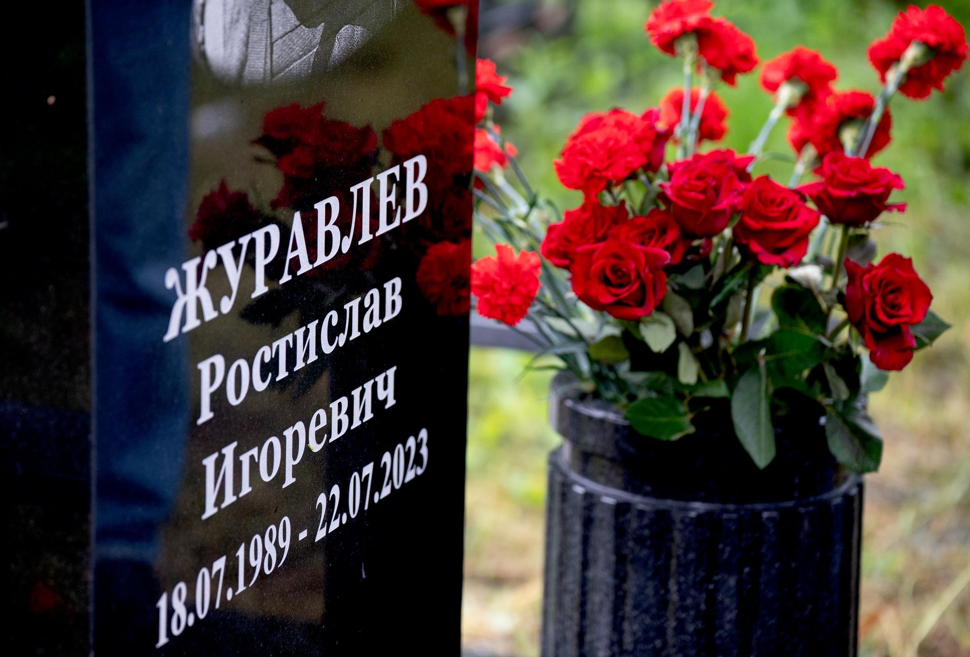 Памятник военному корреспонденту РИА Новости Ростиславу Журавлеву на Широкореченском кладбище в Екатеринбурге - РИА Новости, 1920, 18.07.2026