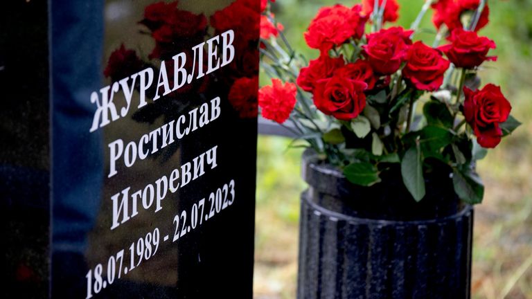 Памятник военному корреспонденту РИА Новости Ростиславу Журавлеву на Широкореченском кладбище в Екатеринбурге