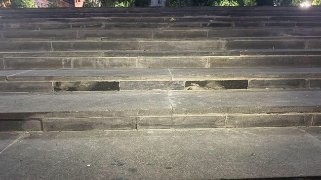 Лестницу к филармонии в центре украинских Черновцов отремонтировали при помощи мраморных надгробий
