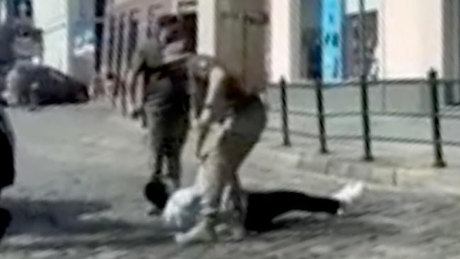 Сотрудники ТЦК избили мужчину и силой затолкали в микроавтобус во Львове Сотрудники ТЦК избили мужчину и силой затолкали в микроавтобус во Львове - РИА Новости, 1920, 21.07.2026