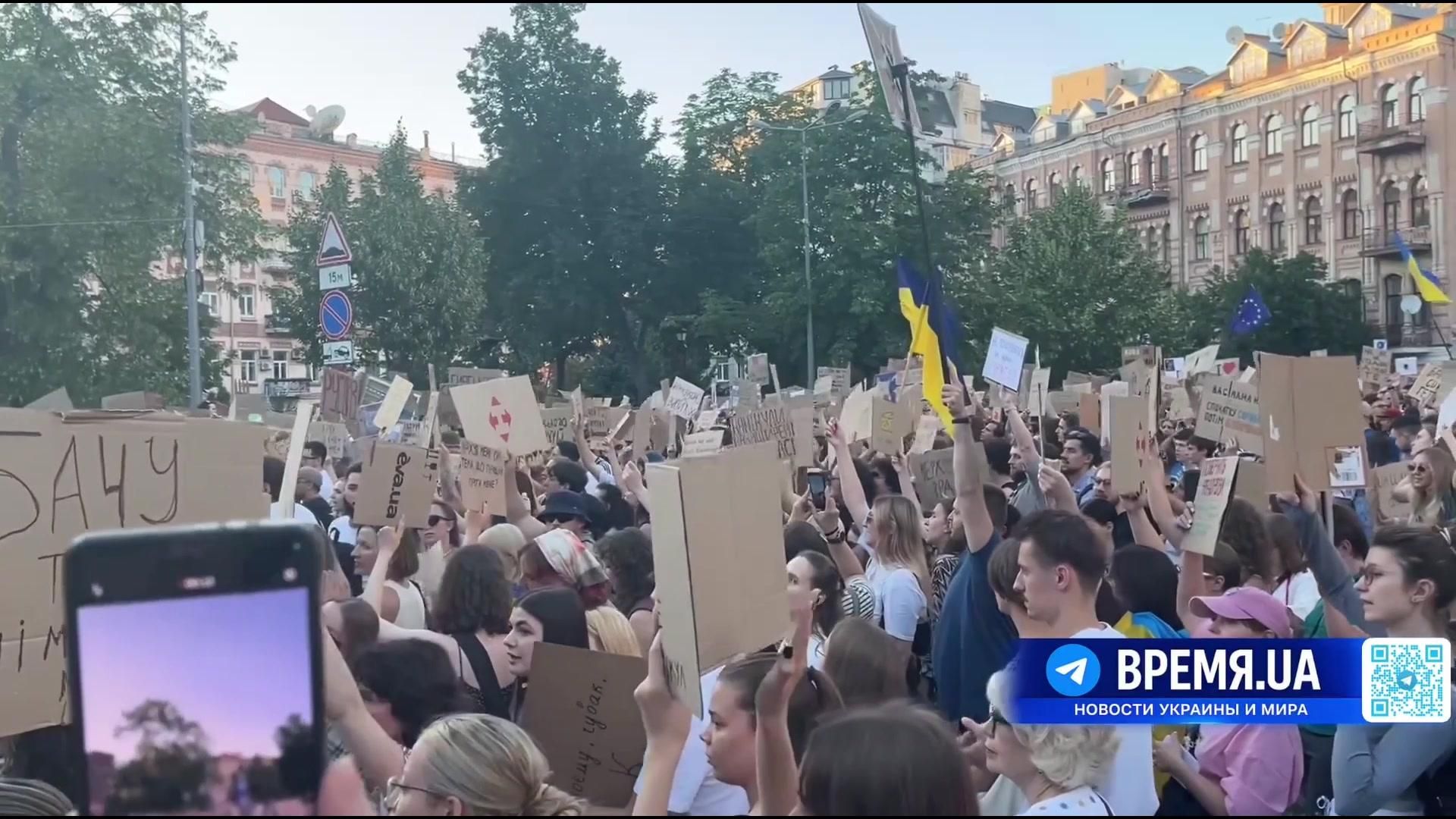 Протесты в поддержку экс-главы Минобороны Федорова и с критикой Зеленского Протесты в поддержку экс-главы Минобороны Федорова и с критикой Зеленского - РИА Новости, 1920, 18.07.2026