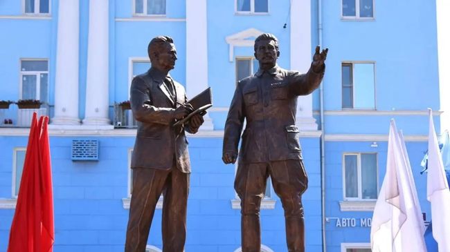 Памятник металлургу Ивану Бардину и Иосифу Сталину в Череповце