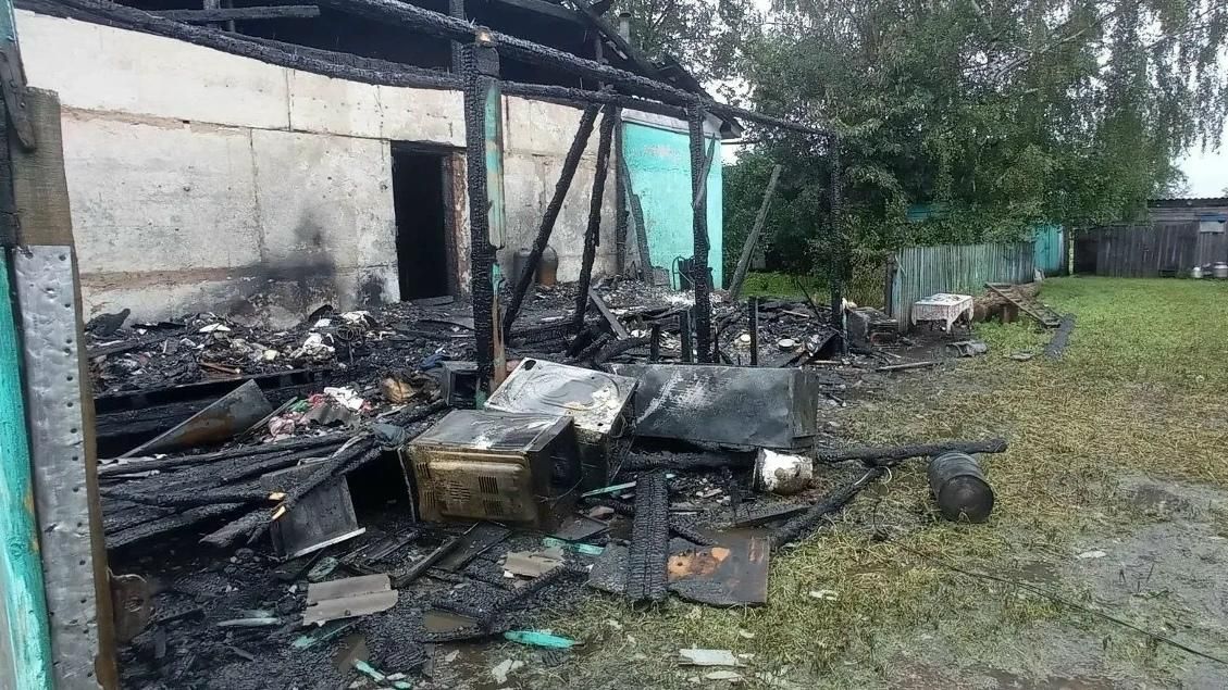 Последствия пожара в доме в селе Курки Свердловской области - РИА Новости, 1920, 20.07.2026