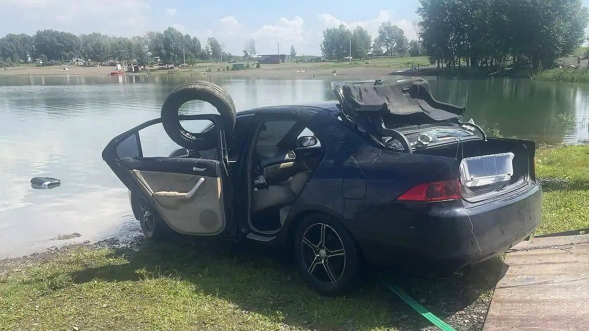 Автомобиль, в котором утонула девушка, на острове Песчанка в Красноярском крае - РИА Новости, 1920, 20.07.2026