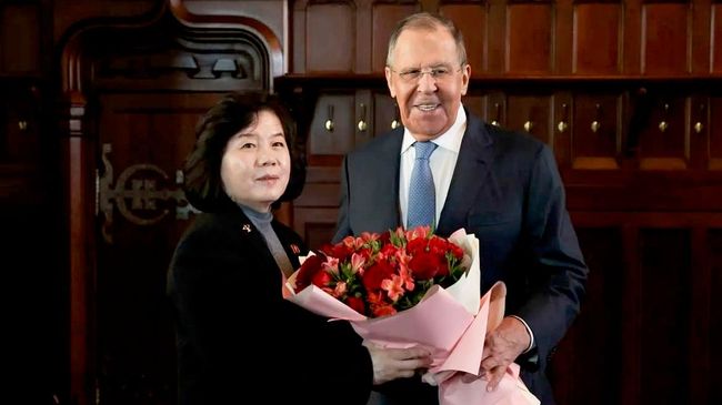 Министр иностранных дел РФ Сергей Лавров и министр иностранных дел КНДР Цой Сон Хи во время встречи в Москве. 20 июля 2026