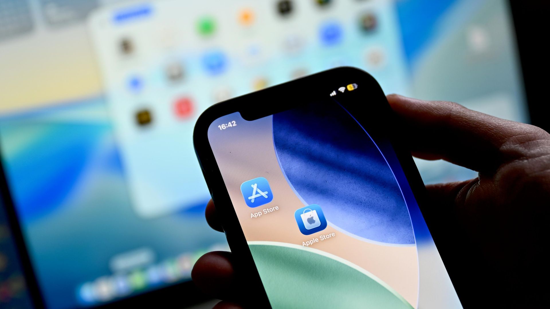 Магазин приложений App Store на экране смартфона Магазин приложений App Store на экране смартфона - РИА Новости, 1920, 18.09.2026