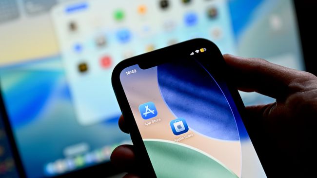 Магазин приложений App Store на экране смартфона 