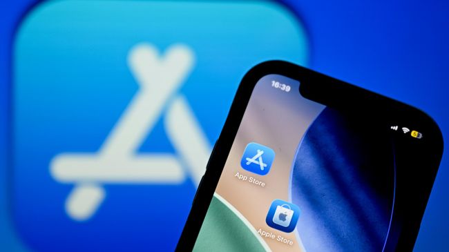 Магазин приложений App Store на экране смартфона Apple iPhone