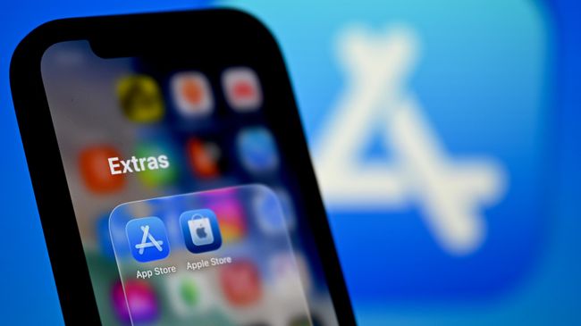 Магазин приложений App Store на экране смартфона Apple iPhone