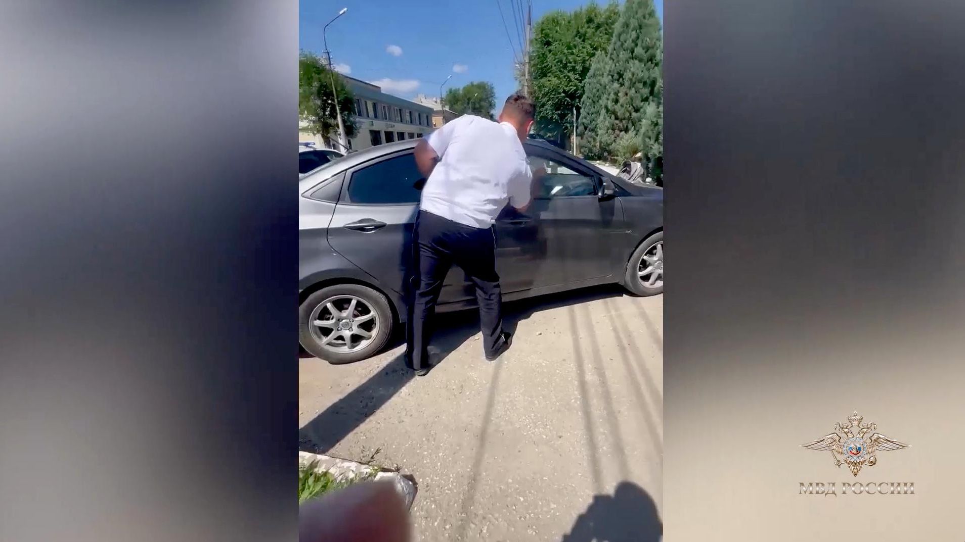 Полицейский спас в Энгельсе Саратовской области грудного ребенка, который оказался заперт в автомобиле - РИА Новости, 1920, 21.07.2026