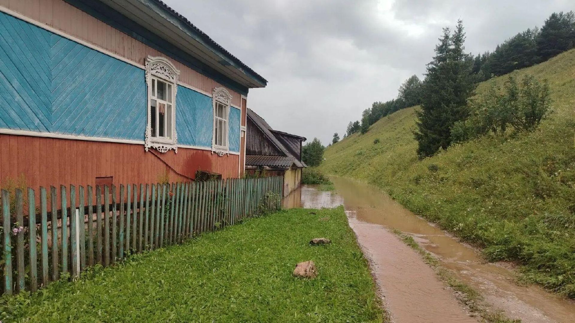 На месте подтопления домов и участков после мощных ливней в Пермском крае На месте подтопления домов и участков после мощных ливней в Пермском крае - РИА Новости, 1920, 10.08.2026