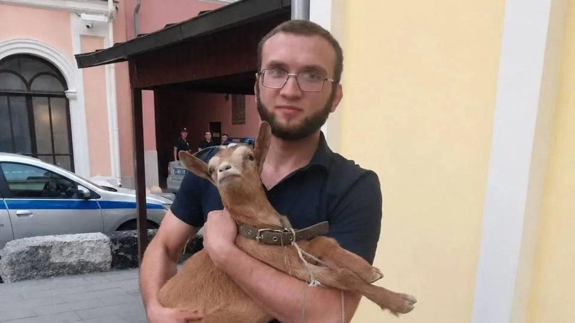 Житель Москвы Магомед Магомедов выгуливал козу на Красной площади - РИА Новости, 1920, 21.07.2026