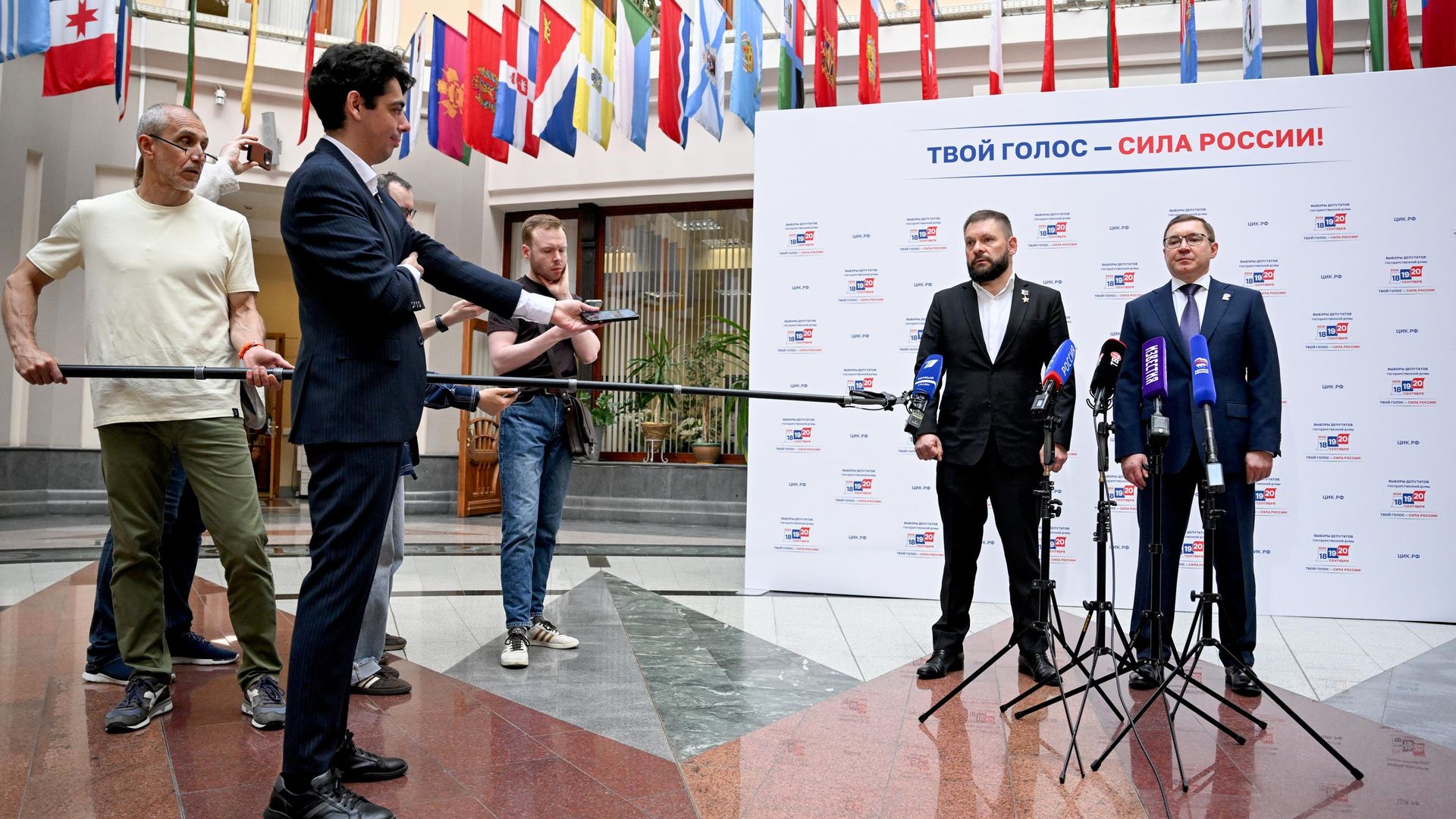 Секретарь Генерального совета партии Единая Россия Владимир Якушев и заместитель генерального директора ВГТРК, Герой России Евгений Поддубный перед началом заседания ЦИК РФ. 21 июля 2026 года - РИА Новости, 1920, 21.07.2026