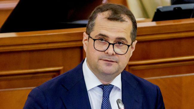 Василий Тофан выступает на заседании парламента Республики Молдова