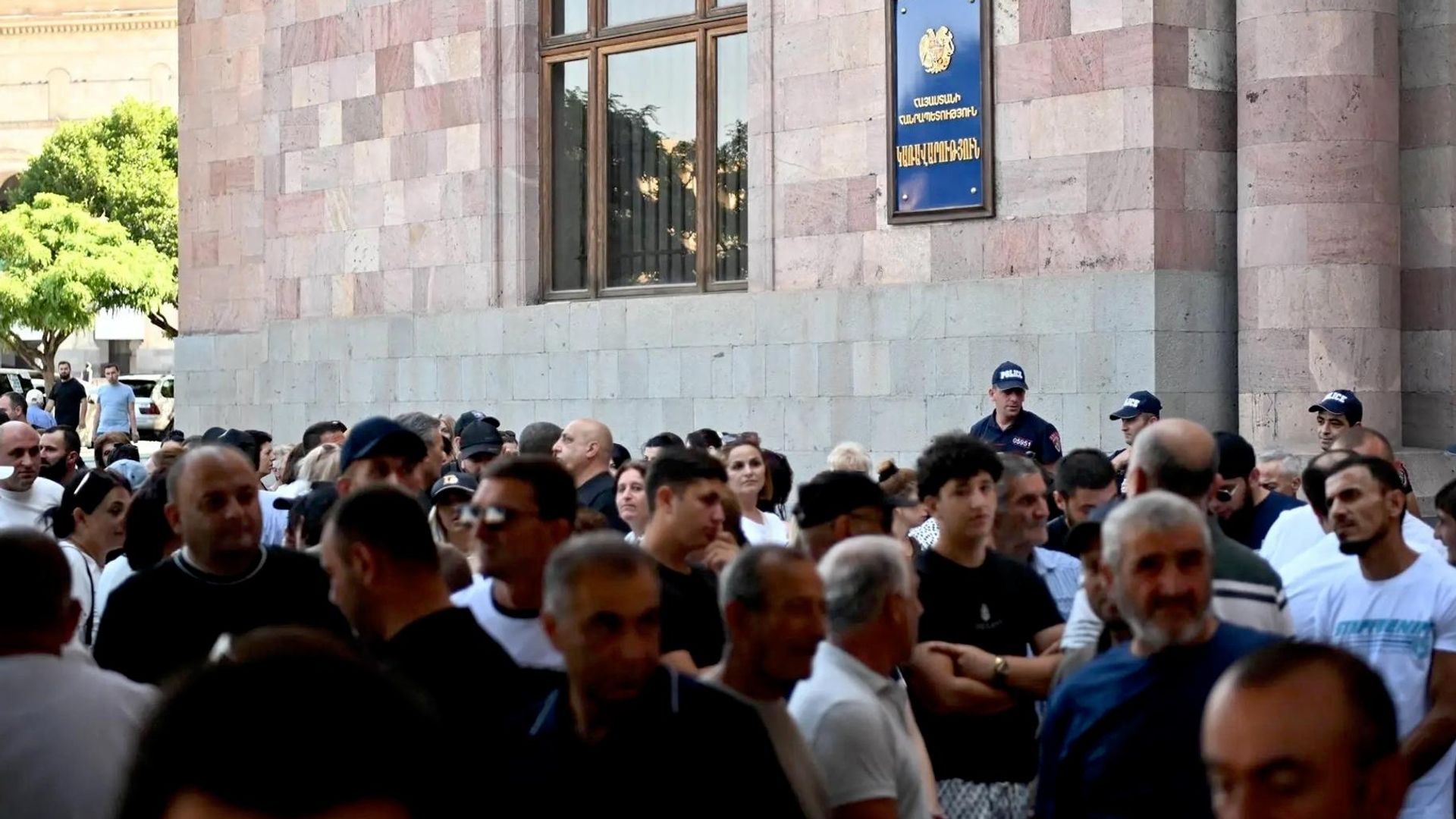 Участники акции протеста рыбоводов у здания правительства Армении Участники акции протеста рыбоводов у здания правительства Армении - РИА Новости, 1920, 21.07.2026