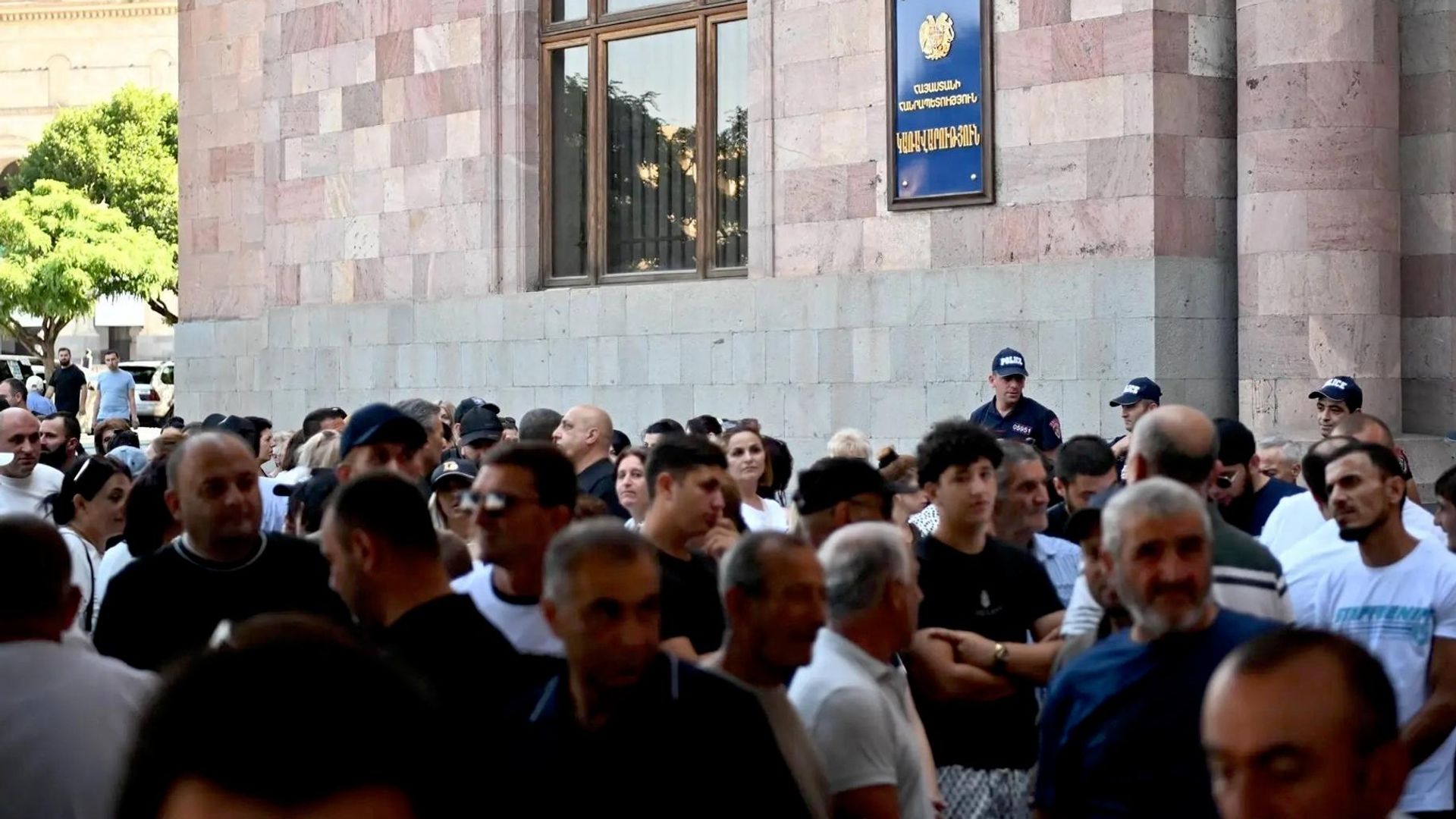 Участники акции протеста рыбоводов у здания правительства Армении - РИА Новости, 1920, 21.07.2026