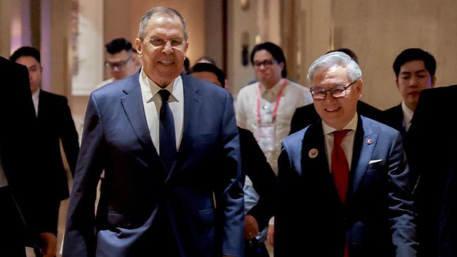 Министр иностранных дел РФ Сергей Лавров и заместитель премьер-министра, министр иностранных дел Лаоса Тхонгсаван Фомвихан во время встречи