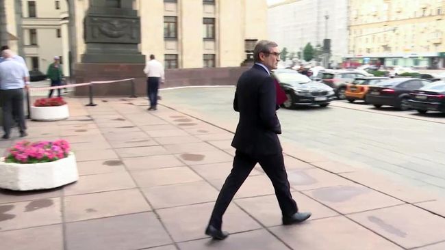 Посол Республики Молдова в Российской Федерации Лилиан Дарий покидает здание Министерства иностранных дел РФ