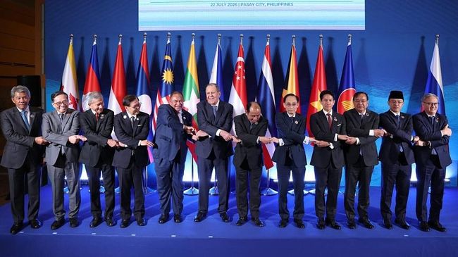 Министр иностранных дел РФ Сергей Лавров во время совместного фотографирования с главами внешнеполитических ведомств стран-членов АСЕАН