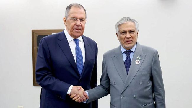 Министр иностранных дел РФ Сергей Лавров и министр иностранных дел Пакистана Мухаммад Исхак Дар во время встречи на полях мероприятий по линии АСЕАН