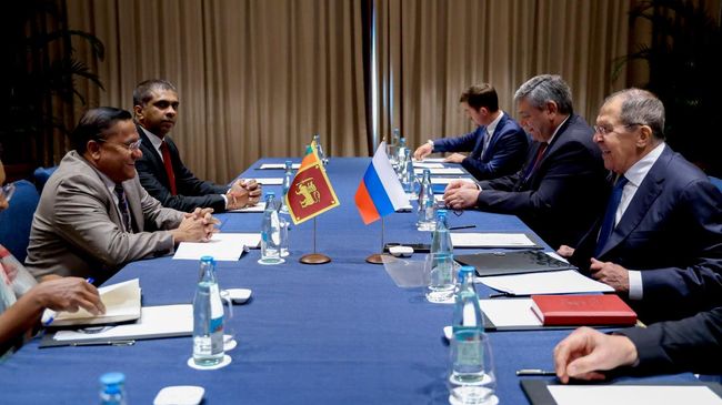 Министр иностранных дел России Сергей Лавров во время переговоров с главой МИД Шри-Ланки Виджитой Хератом