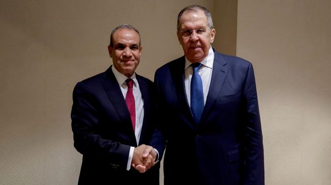 Министр иностранных дел РФ Сергей Лавров и министр иностранных дел Египта Бадр Абдель Аты во время встречи на полях мероприятий по линии АСЕАН