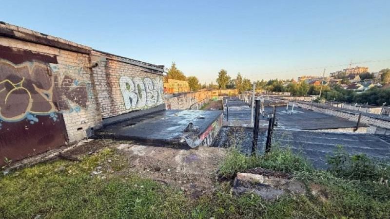 На месте происшествия, где водитель не справился с управлением и съехал с крыши гаража в Смоленске. 22 июля 2026 На месте происшествия, где водитель не справился с управлением и съехал с крыши гаража в Смоленске. 22 июля 2026 - РИА Новости, 1920, 22.07.2026