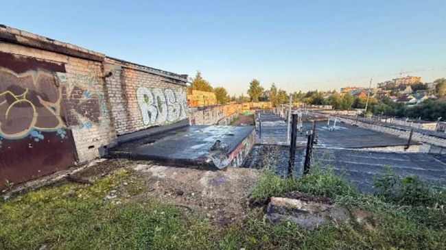На месте происшествия, где водитель не справился с управлением и съехал с крыши гаража в Смоленске. 22 июля 2026